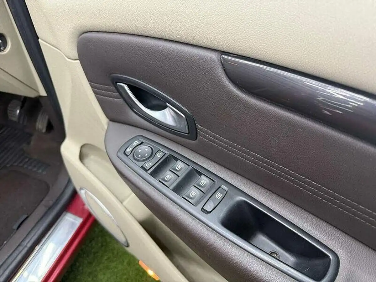 2010-renault-scenic-15td-privilege-tom-tom-big-7