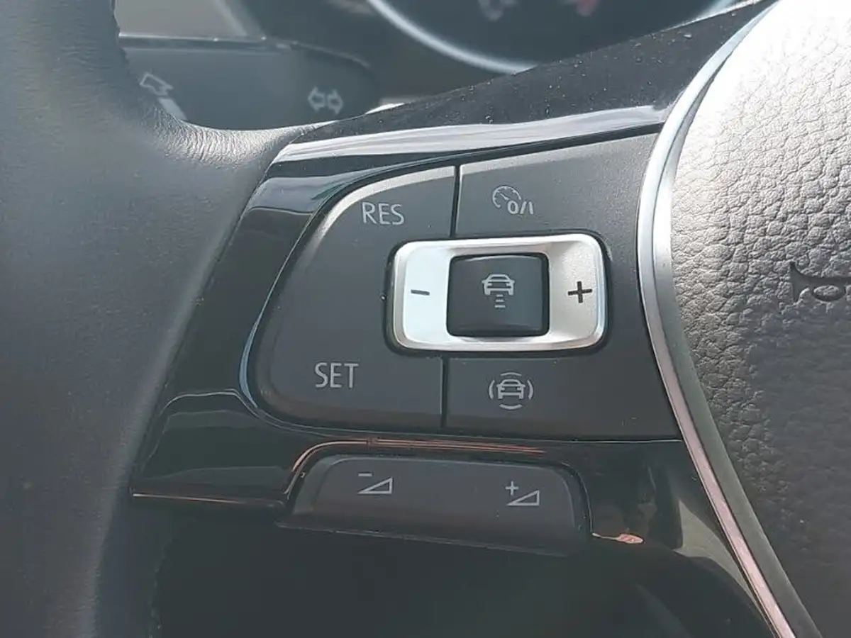 2022-volkswagen-touran-15-tsi-se-family-big-11