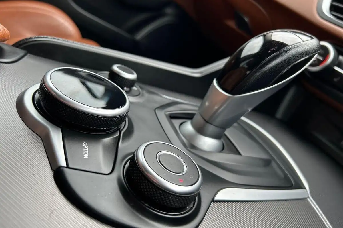 2019-alfa-romeo-giulia-20-veloce-big-21