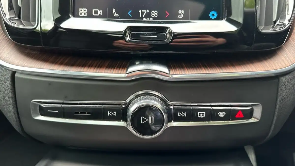 2024-volvo-xc60-20-b5-ultimate-big-49