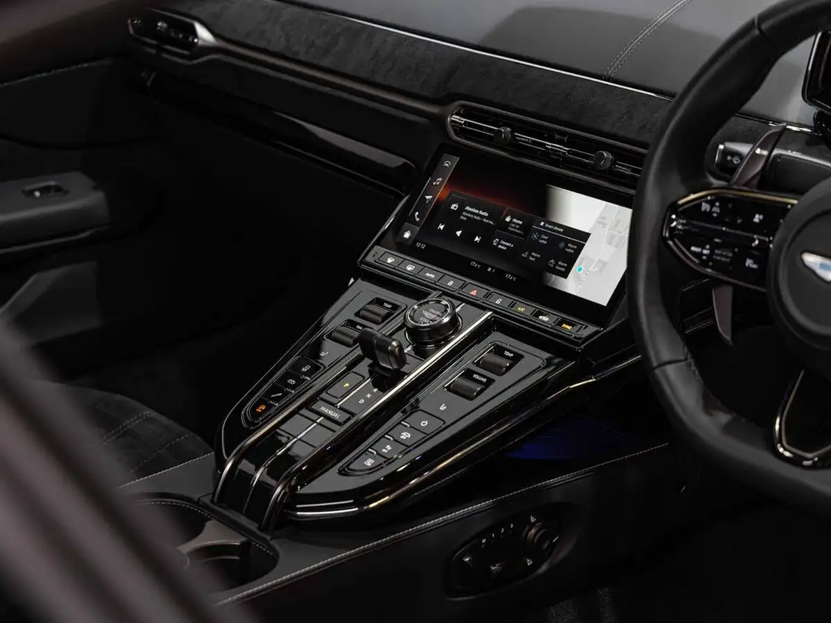 2024-aston-martin-vantage-big-11