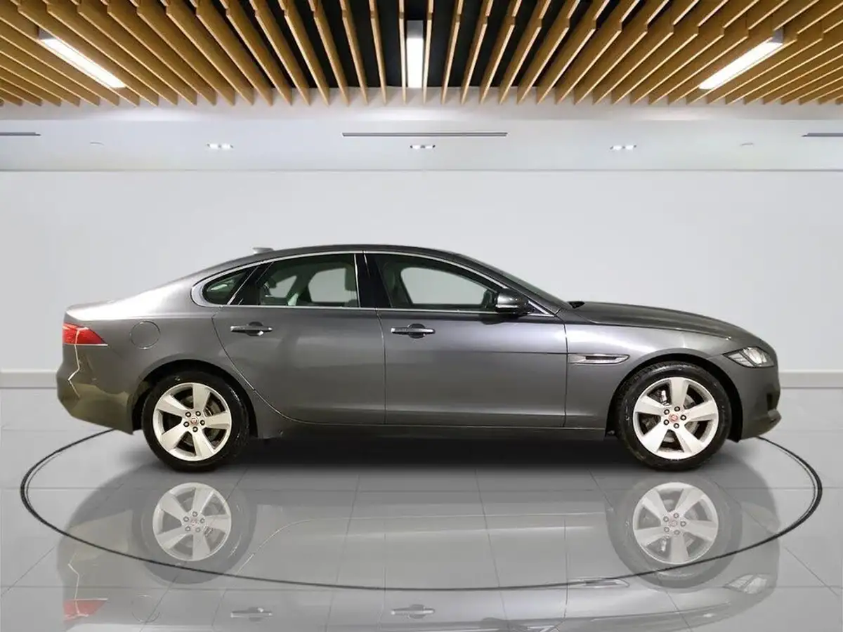 2017-jaguar-xf-20td-portfolio-180ps-saloon-4d-1999cc-auto-big-9