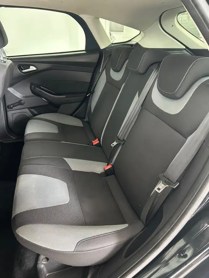 2014-ford-focus-10-zetec-scti-125ps-hatchback-big-13