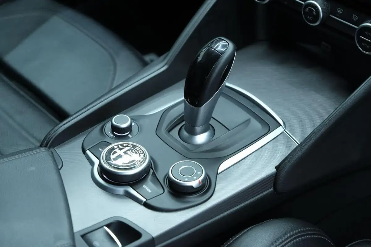 2017-alfa-romeo-giulia-20-veloce-big-55