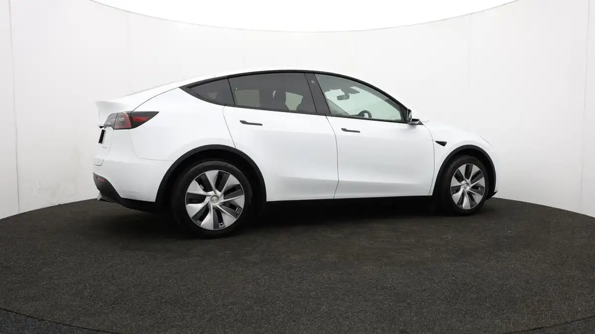 2024-tesla-model-y-e-long-range-306bhp-awd-big-31