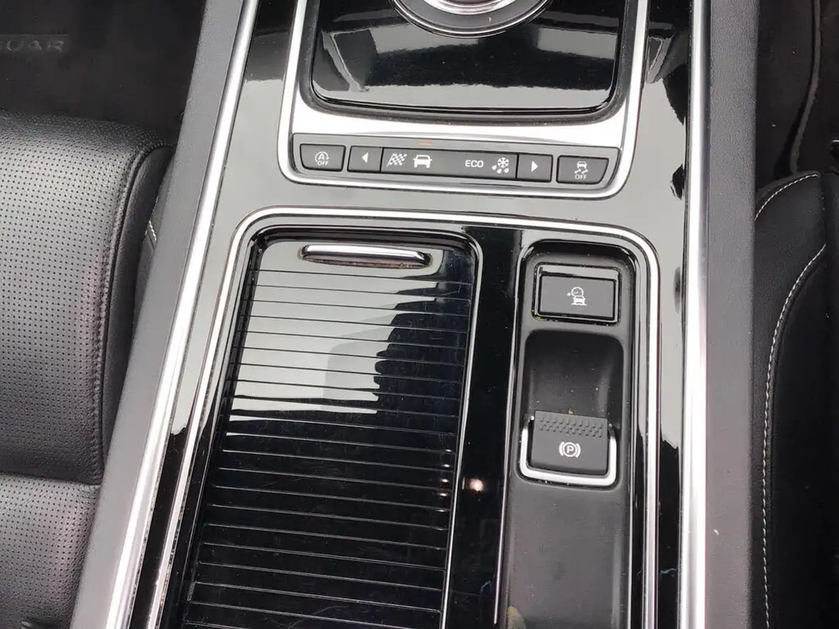 2019-jaguar-xe-30i-v6-sc-s-big-27