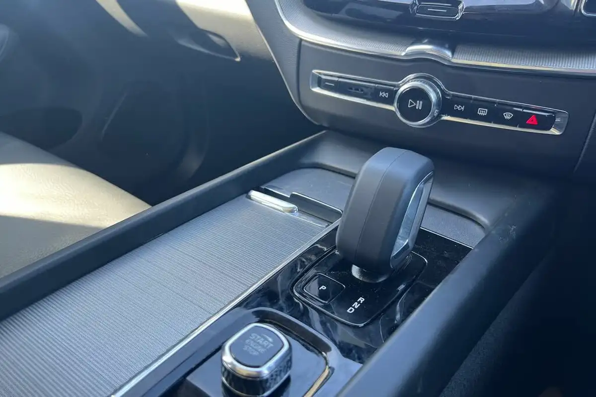 2024-volvo-xc60-20-b5-plus-big-12