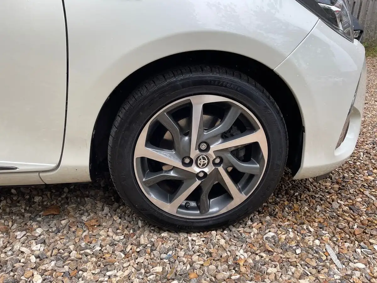 2019-toyota-yaris-15-vvt-i-y20-98bhp-hybrid-1497cc-e-cvt-big-8