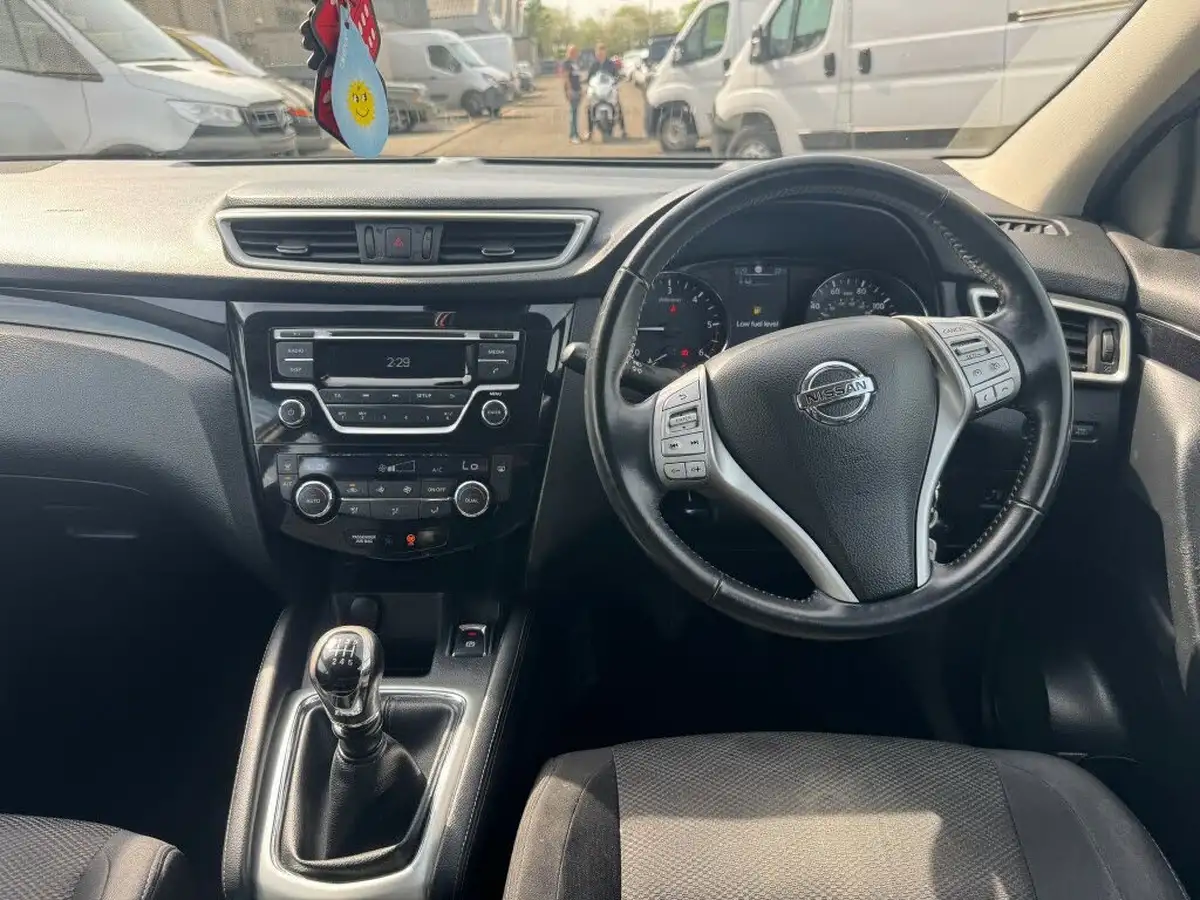 2015-nissan-qashqai-15dci-acenta-smart-vision-pack-big-7