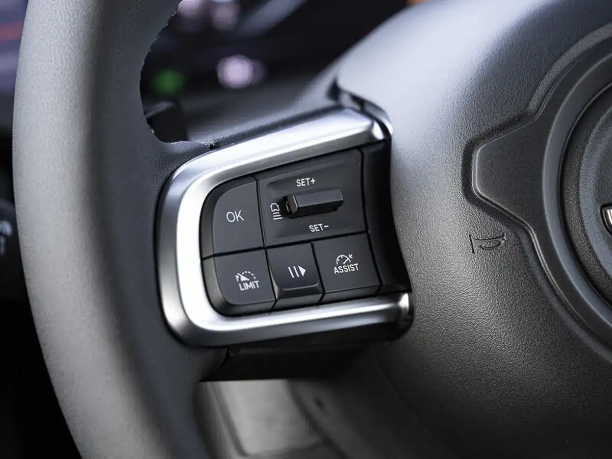 2025-jeep-avenger-12-gse-summit-e-hybrid-48v-auto-big-10