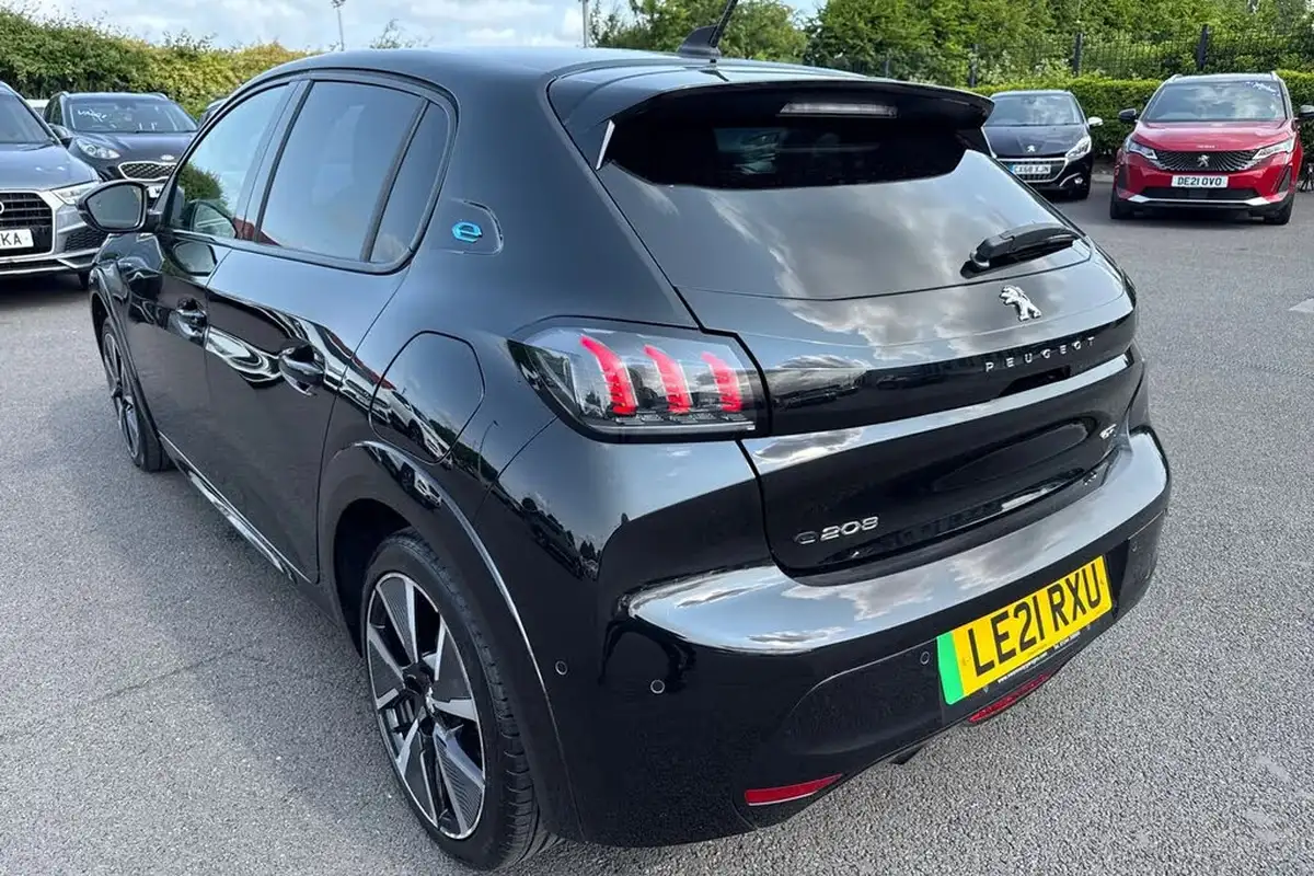 2021-peugeot-208-e-gt-premium-big-7