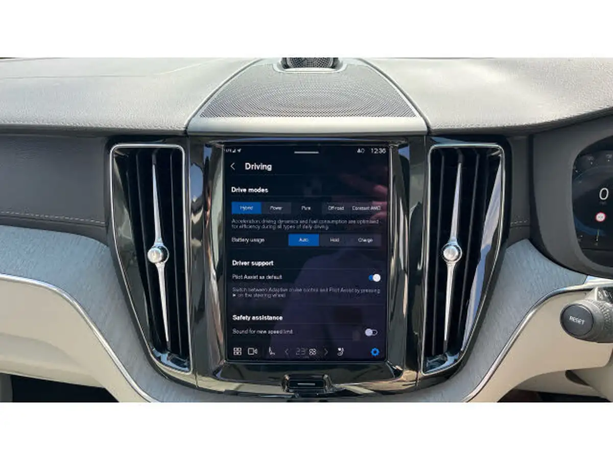 2024-volvo-xc60-20-t8-ultra-dark-big-33