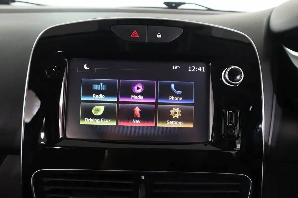 2017-renault-clio-09-tce-dynamique-s-nav-big-37
