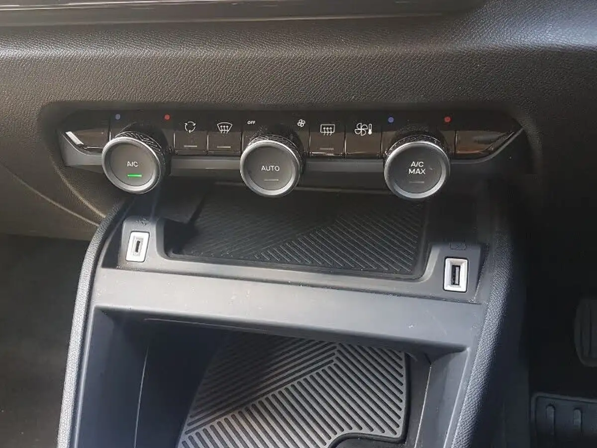 2023-citroen-c4-12-puretech-sense-big-18