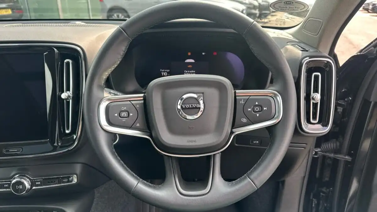 2024-volvo-xc40-20-b4-ultra-bright-big-9