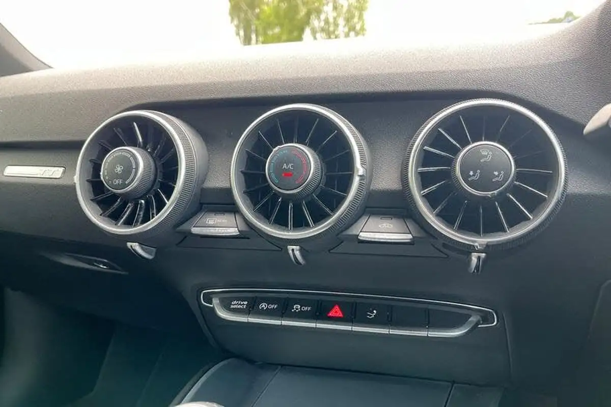 2017-audi-tt-coupe-18-tfsi-s-line-big-23
