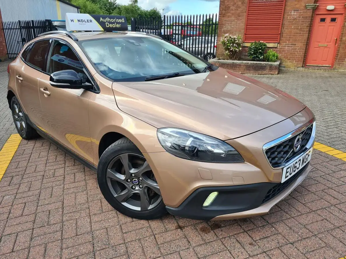 2013-volvo-v40-16td-d2-cross-country-lux-powershift-big-3