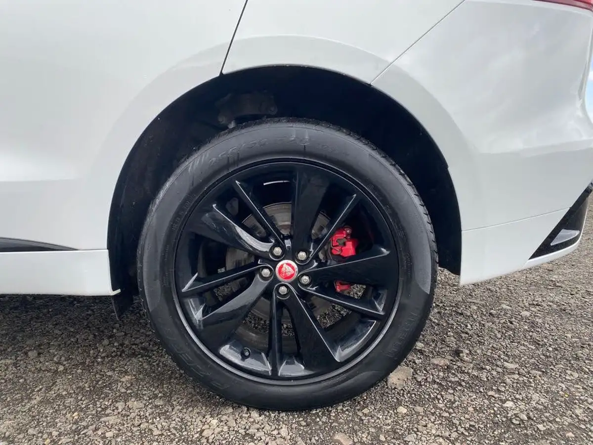 2022-jaguar-f-pace-20-d200-r-dynamic-black-big-50