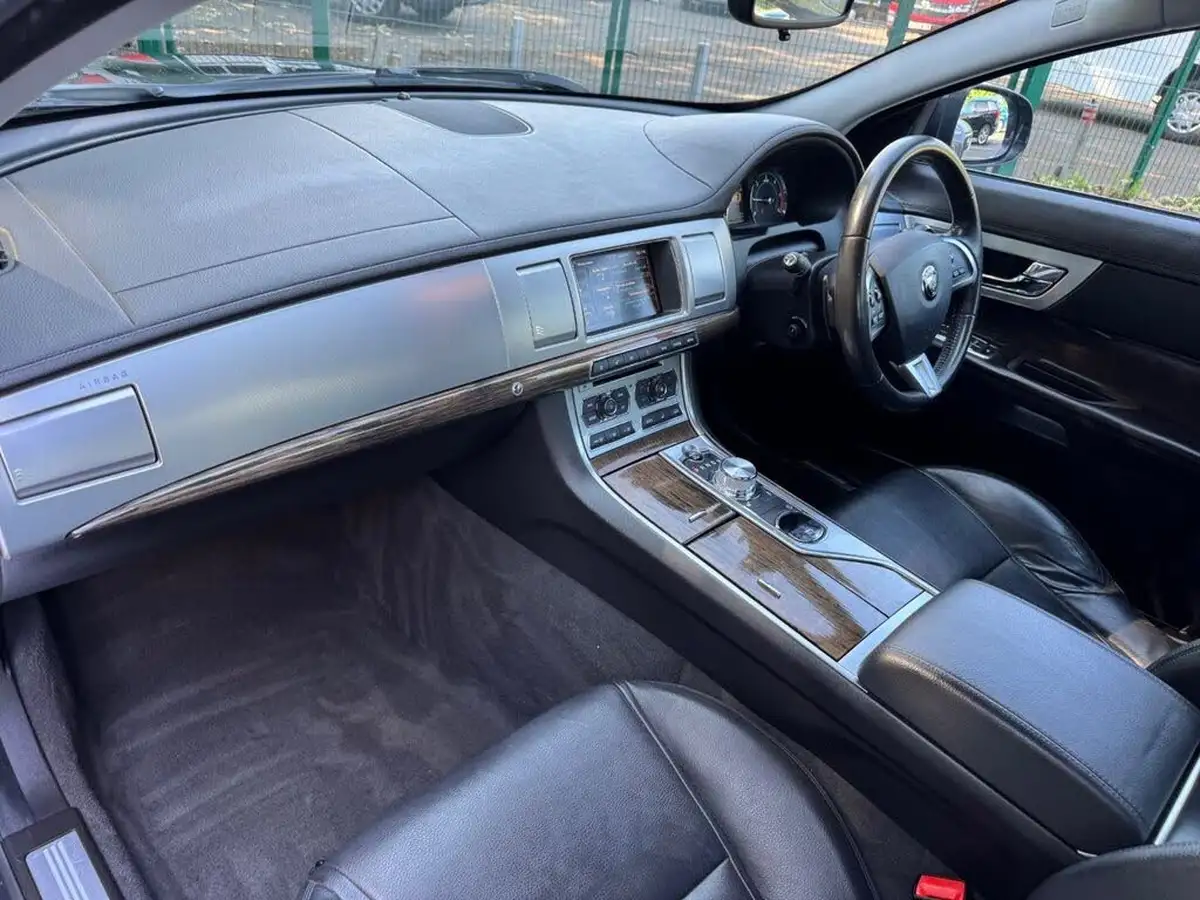 2015-jaguar-xf-22td-luxury-163ps-saloon-4d-big-14