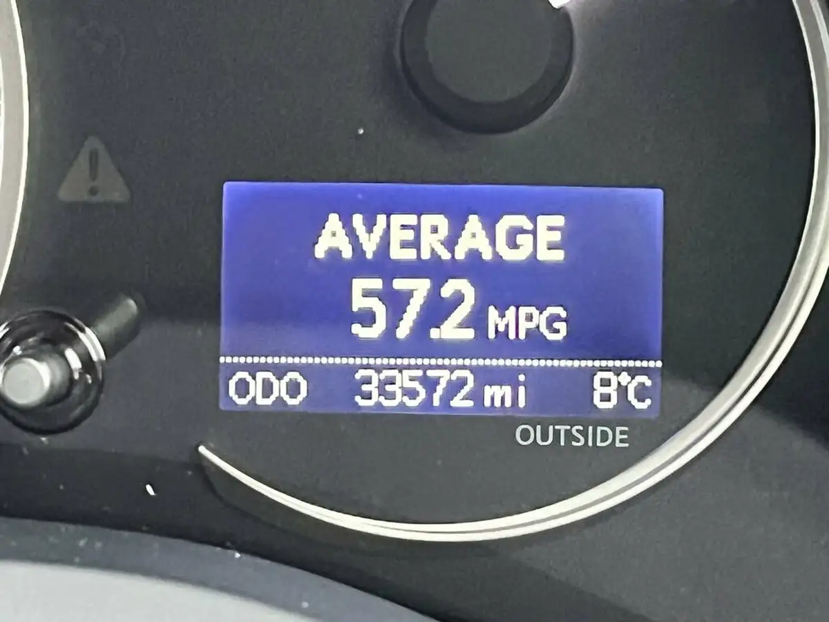 2015-lexus-ct-200h-18-advance-e-cvt-big-22
