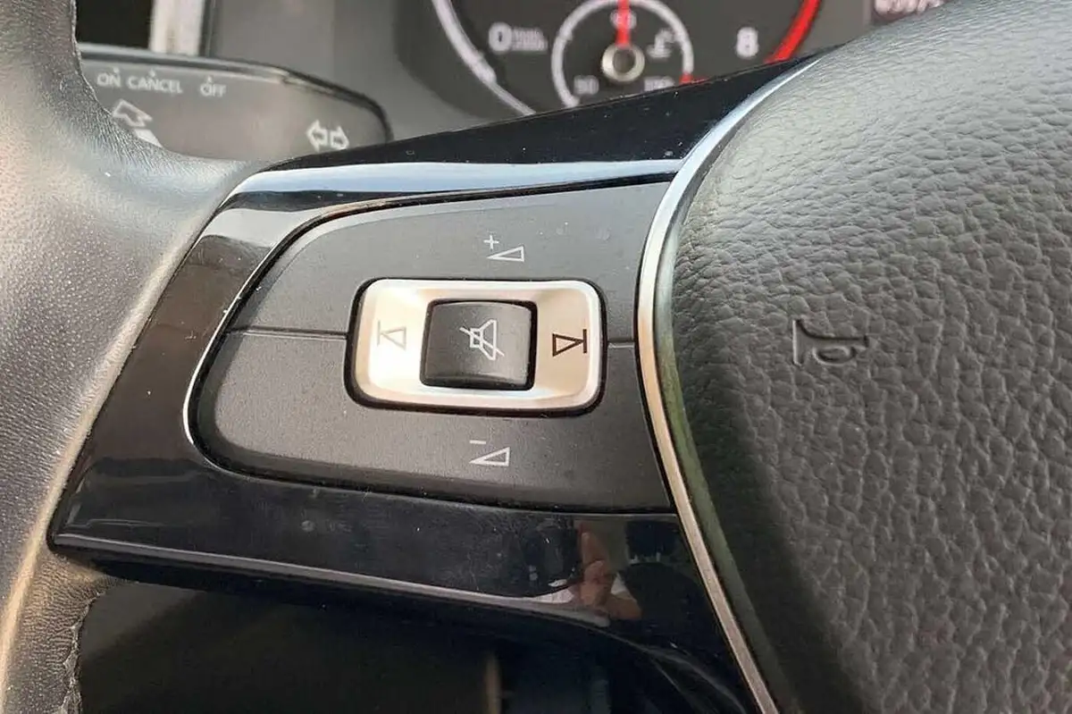 2018-volkswagen-polo-10-se-75ps-big-14