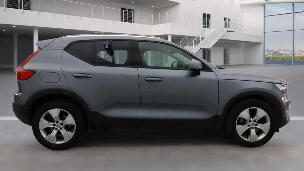 2019-volvo-xc40-20-t4-momentum-awd-big-4