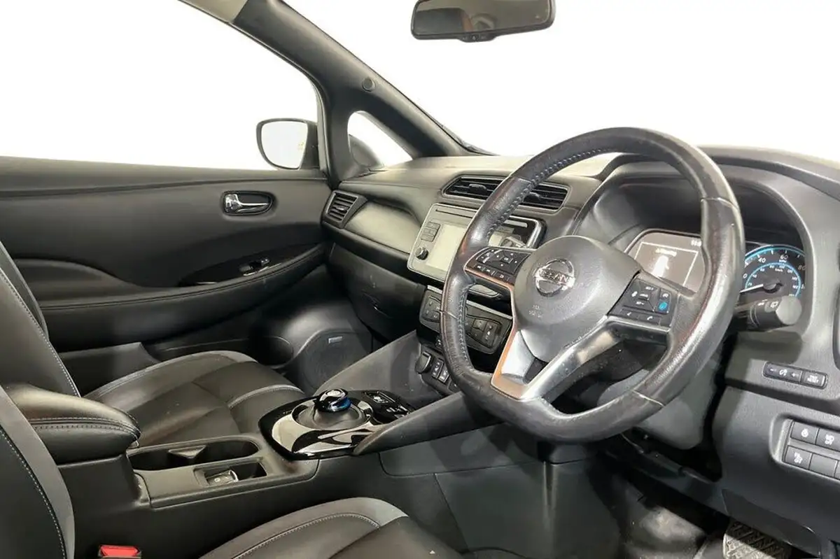 2018-nissan-leaf-e-tekna-110kw-big-8
