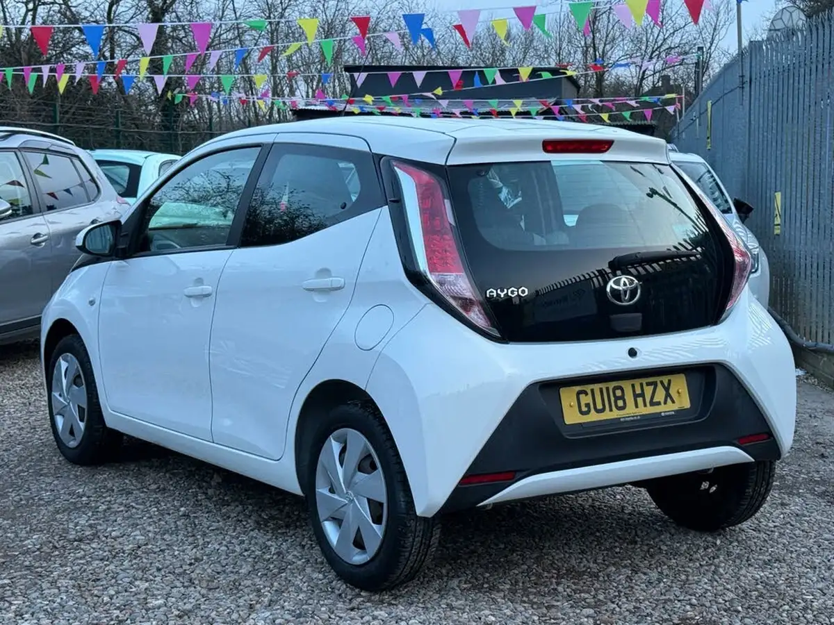 2018-toyota-aygo-10-vvt-i-x-play-71bhp-5d-x-shift-big-8
