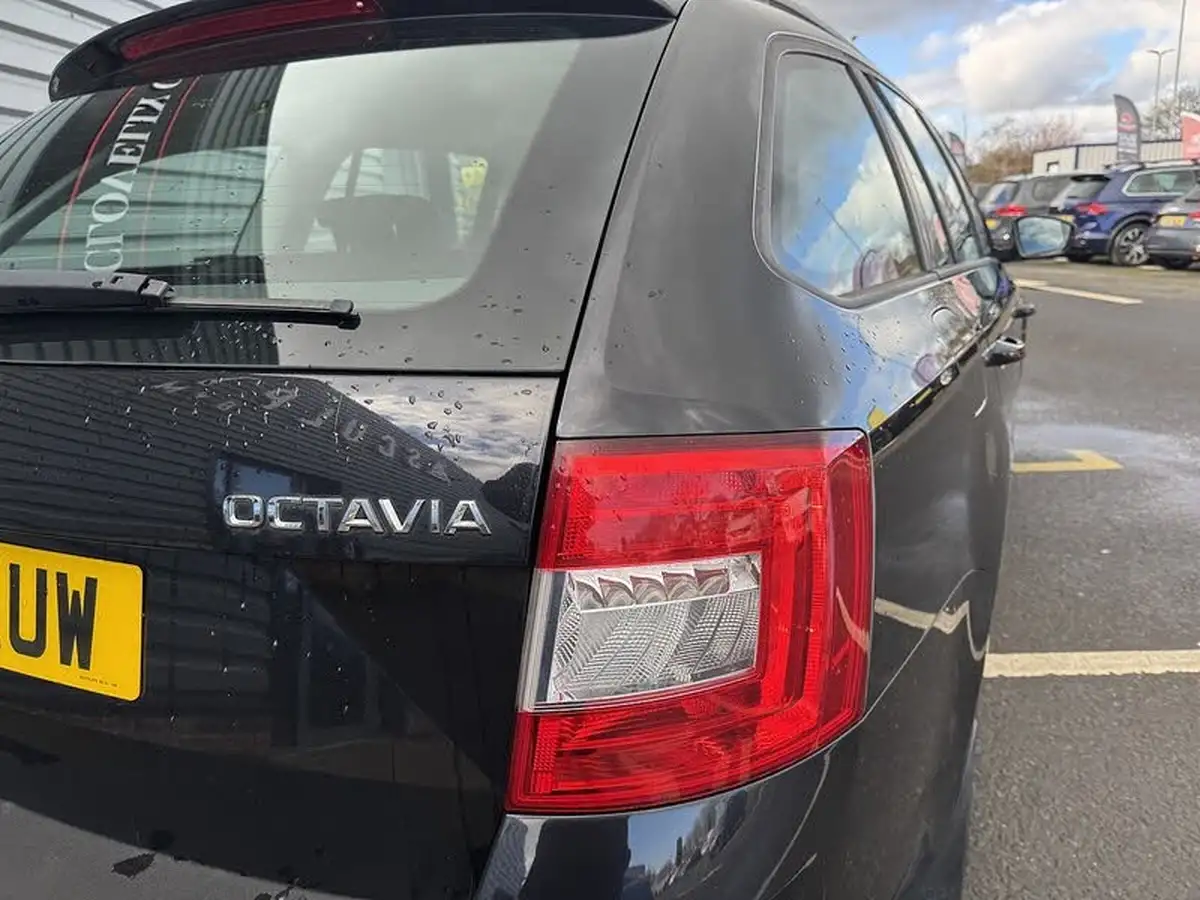 2014-skoda-octavia-20tdi-se-estate-dsg-big-23