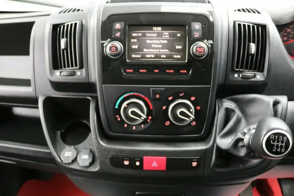 2022-citroen-relay-22bluehdi-35-l3h2-enterprise-panel-big-31