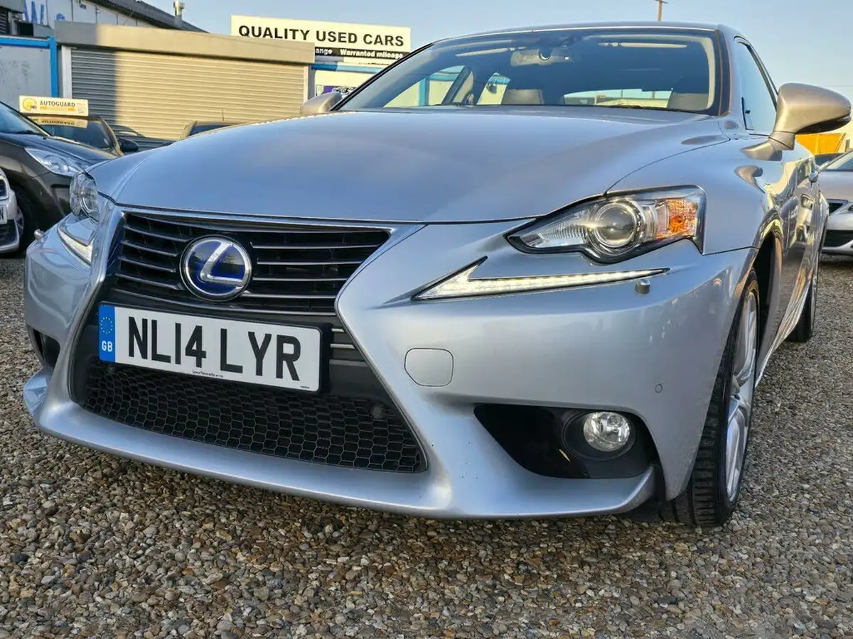 2014-lexus-is-300h-25-luxury-big-25