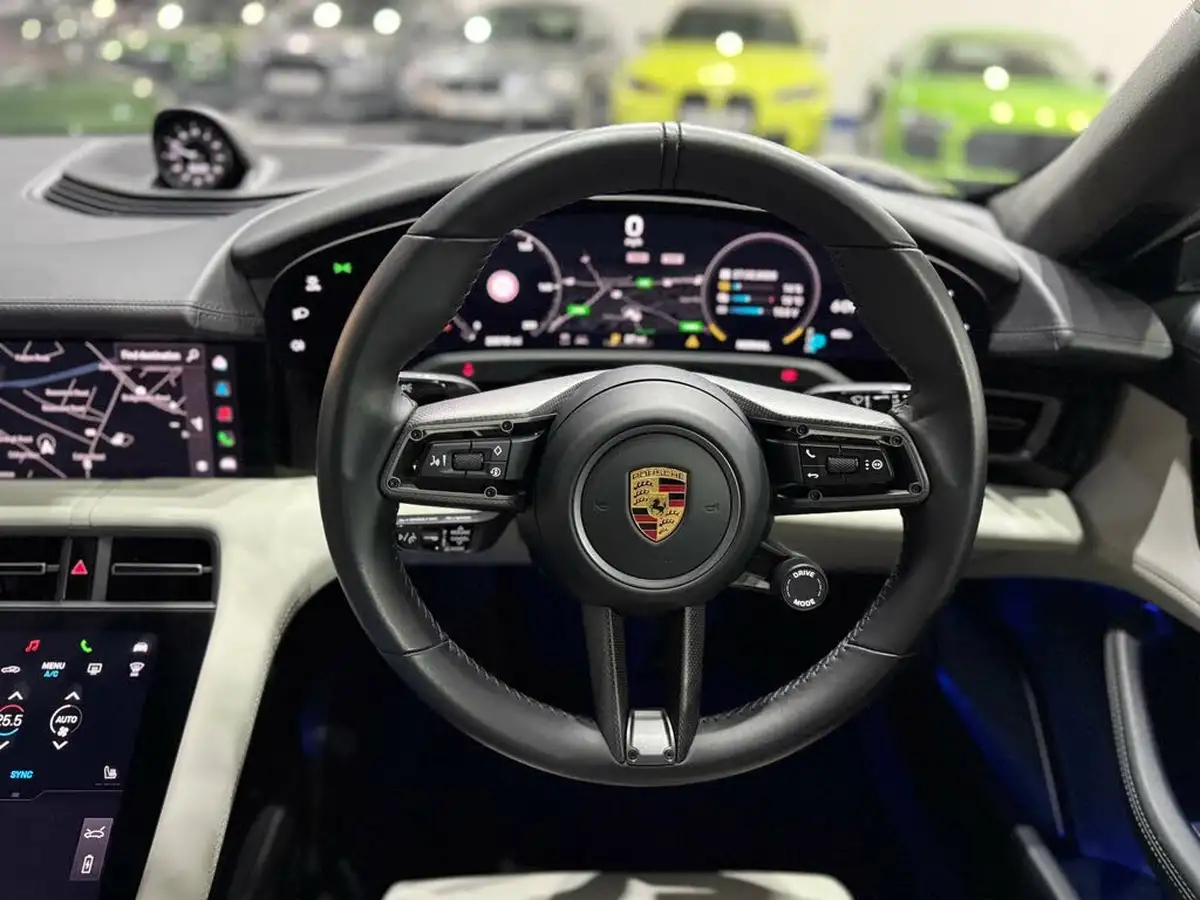2020-porsche-taycan-e-turbo-s-big-27