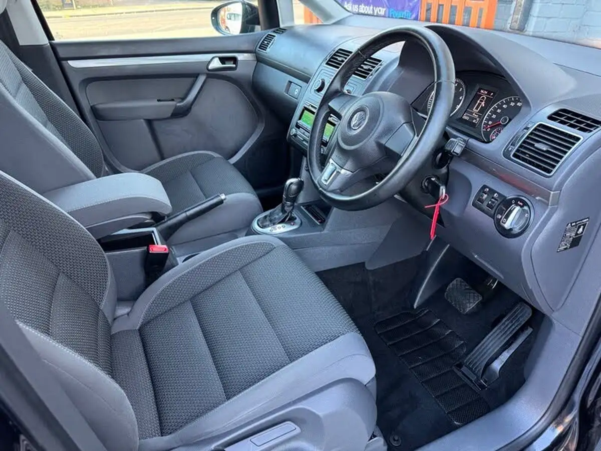 2012-volkswagen-touran-big-11