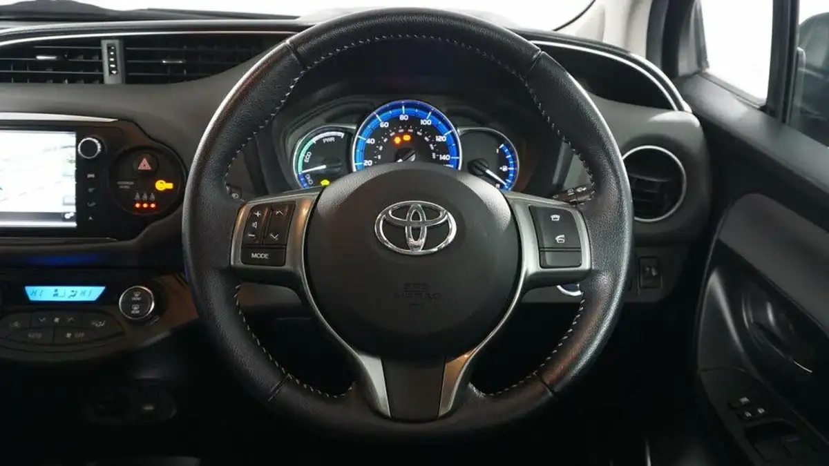 2015-toyota-yaris-15-vvt-i-icon-hybrid-big-15