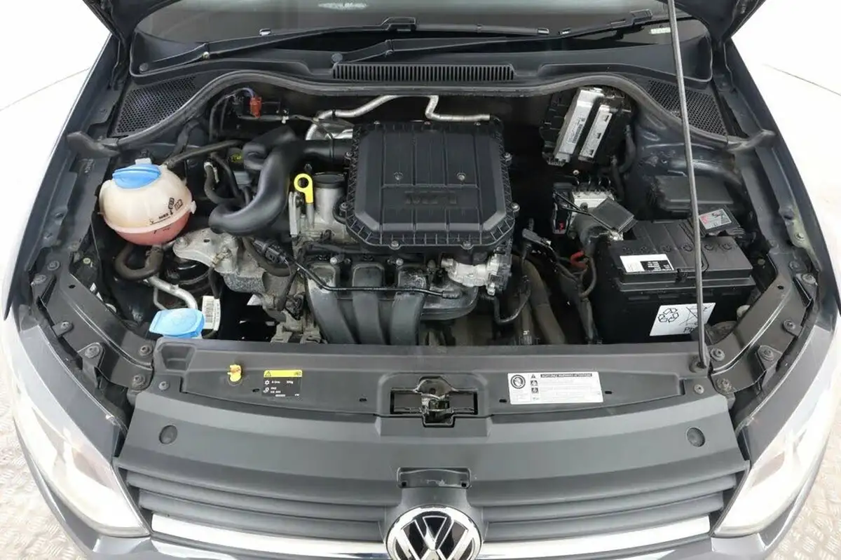 2015-volkswagen-polo-10-se-60ps-5d-big-9