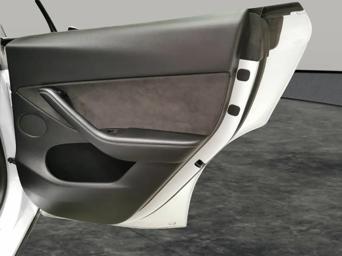 2022-tesla-model-y-e-long-range-big-25