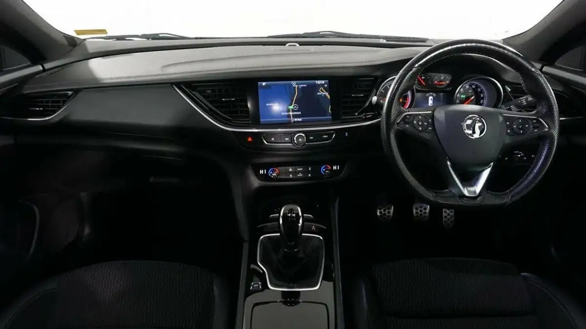 2018-vauxhall-insignia-sports-tourer-15-turbo-sri-vx-line-nav-big-12