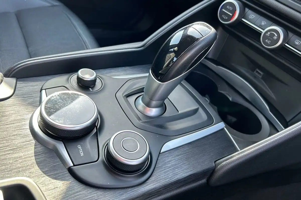 2019-alfa-romeo-giulia-20-super-big-29