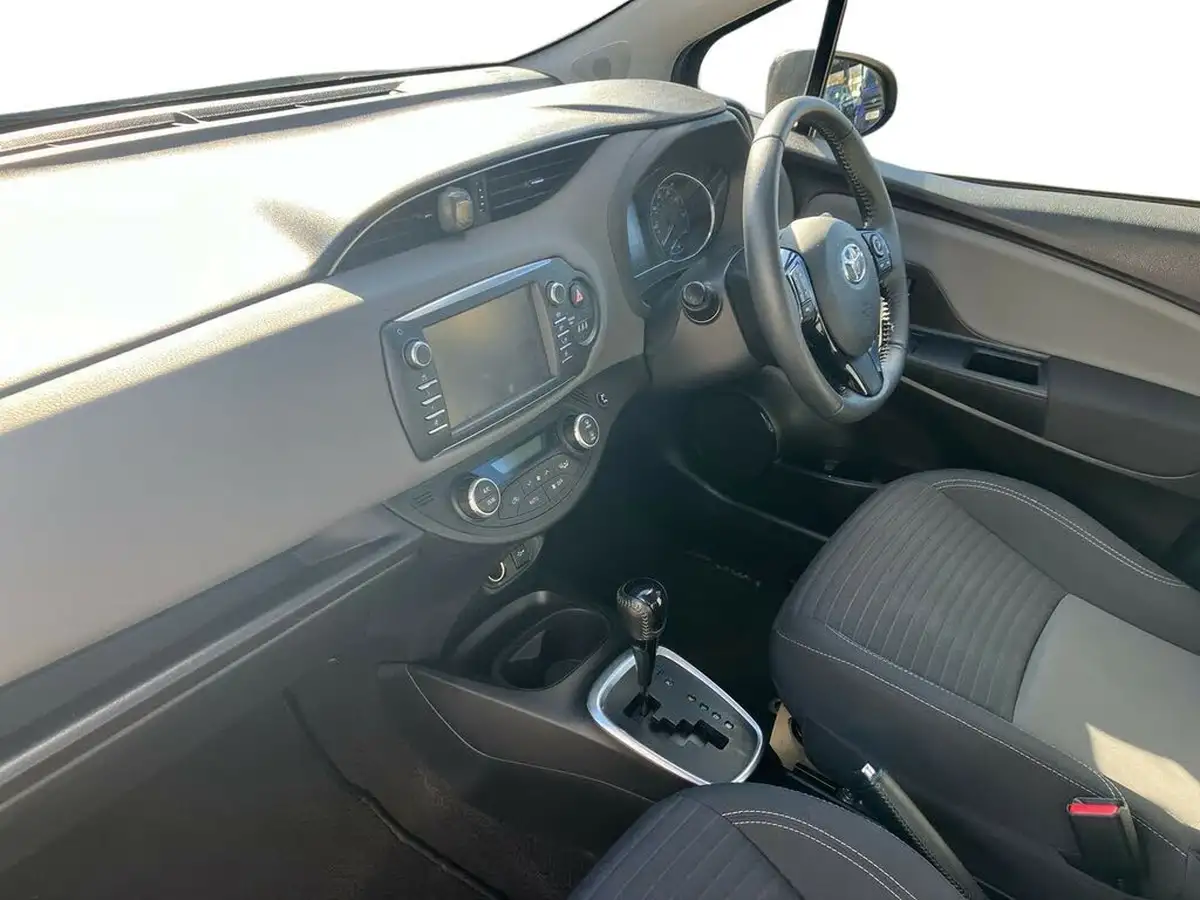 2018-toyota-yaris-15-vvt-i-icon-tech-hybrid-big-6