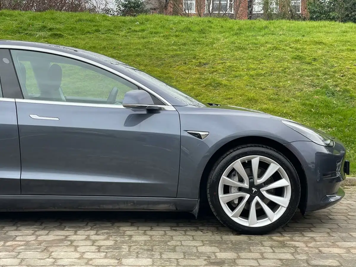 2020-tesla-model-3-e-long-range-big-11