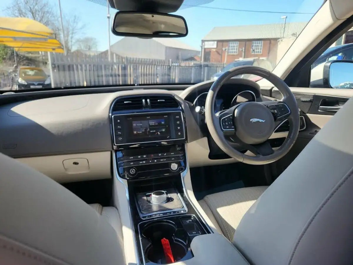 2015-jaguar-xe-20td-portfolio-180ps-auto-big-10