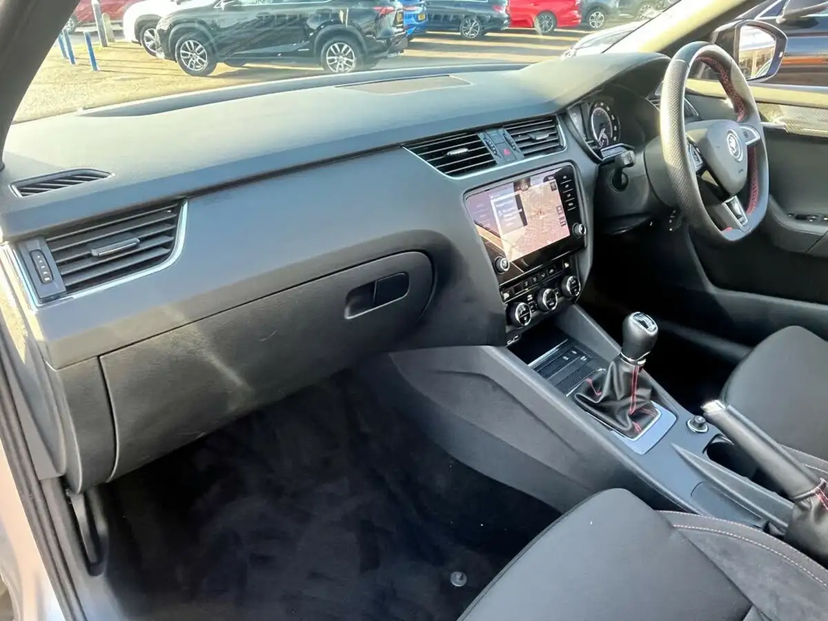 2019-skoda-octavia-20-tsi-vrs-hatchback-big-15