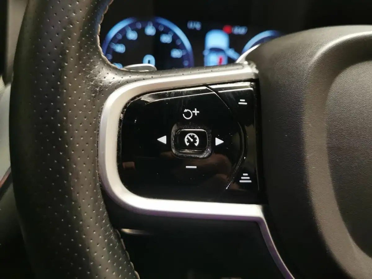 2018-volvo-xc60-20td-d4-r-design-4x4-geartronic-big-17