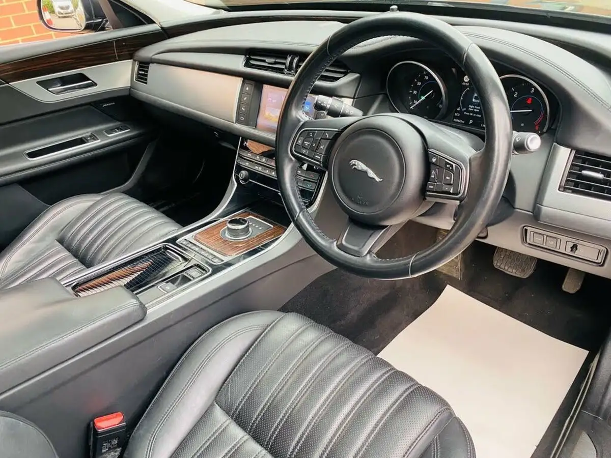 2017-jaguar-xf-20td-portfolio-180ps-saloon-4d-1999cc-auto-big-1