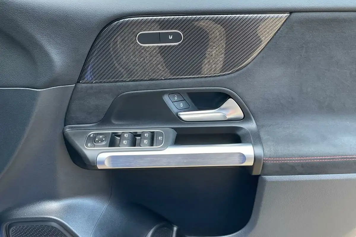 2022-mercedes-benz-glb-class-13-glb200-amg-line-7g-tronic-big-31