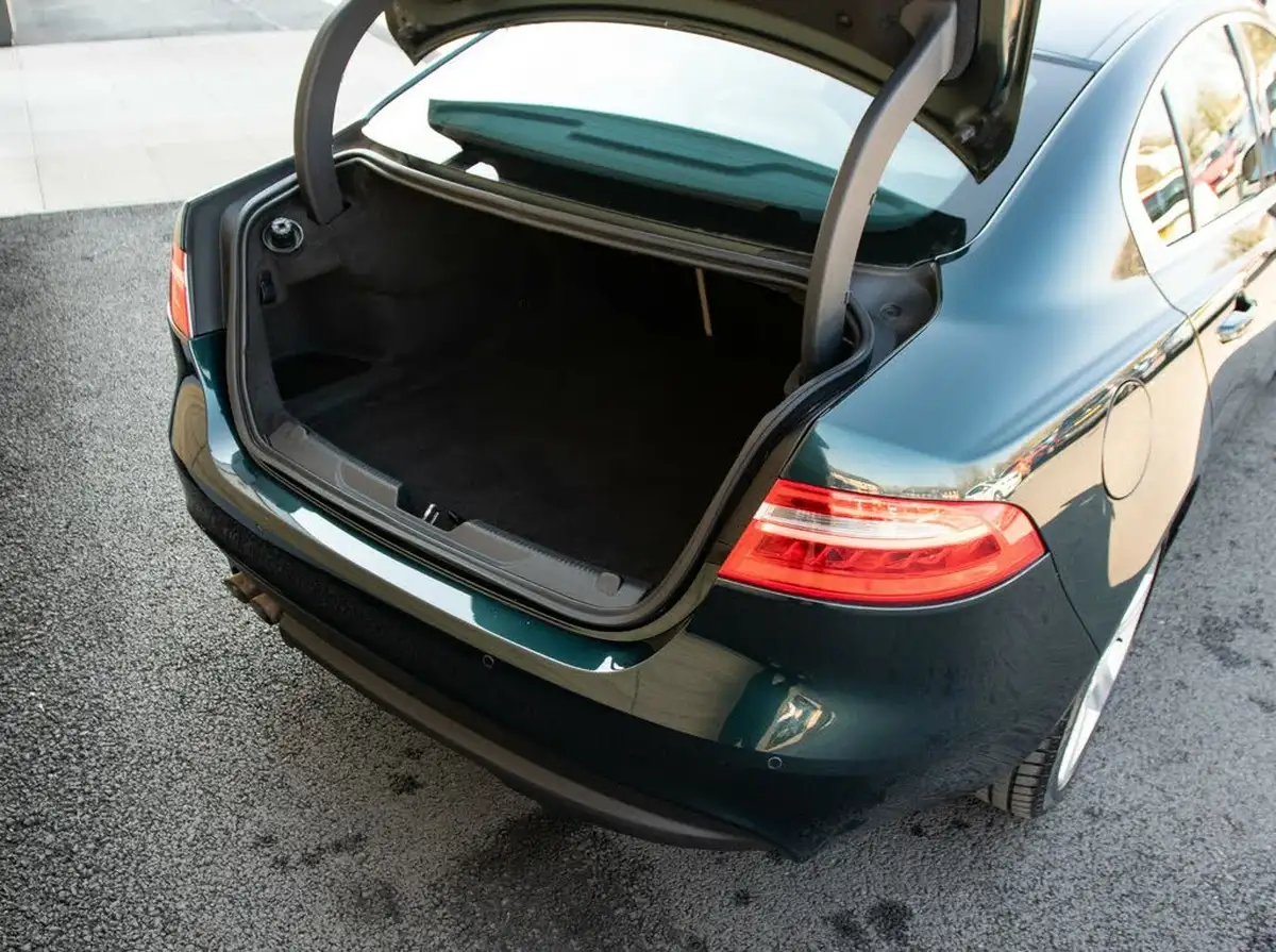 2016-jaguar-xe-20td-portfolio-180ps-auto-big-34
