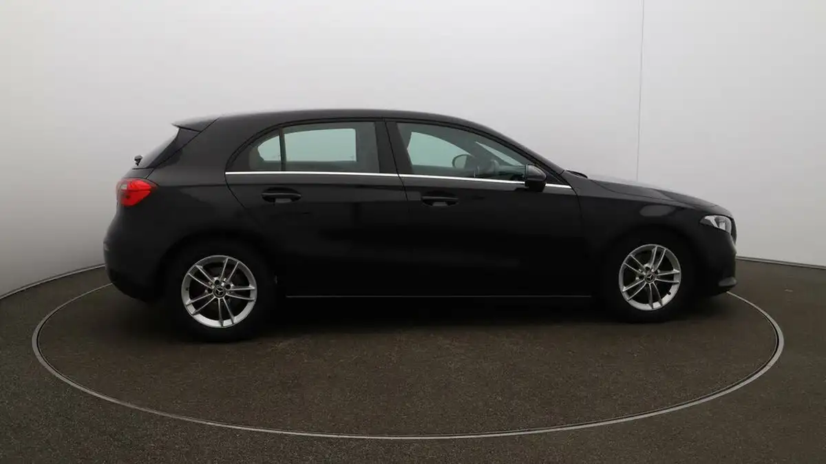 2021-mercedes-benz-a-class-15d-a180d-se-big-40