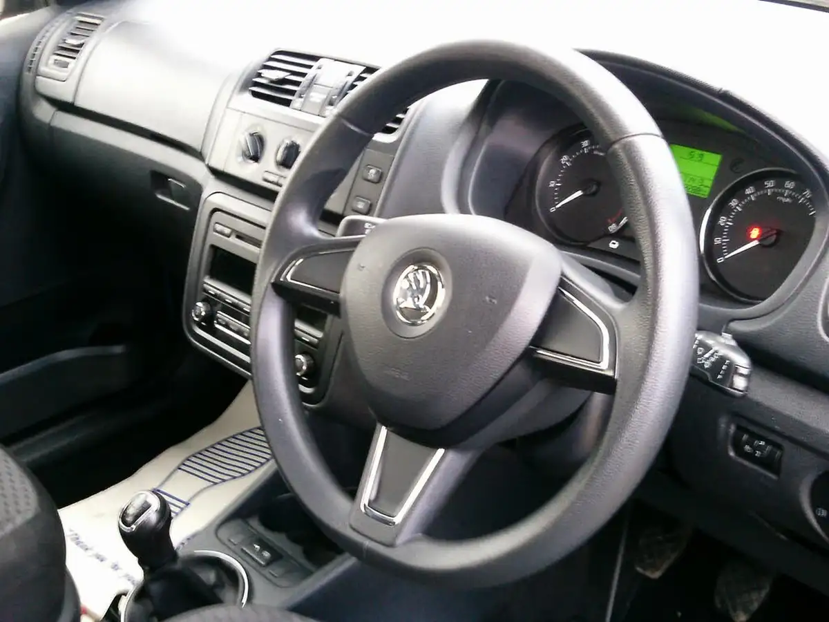 2013-skoda-fabia-12-se-70bhp-hatchback-1198cc-big-8