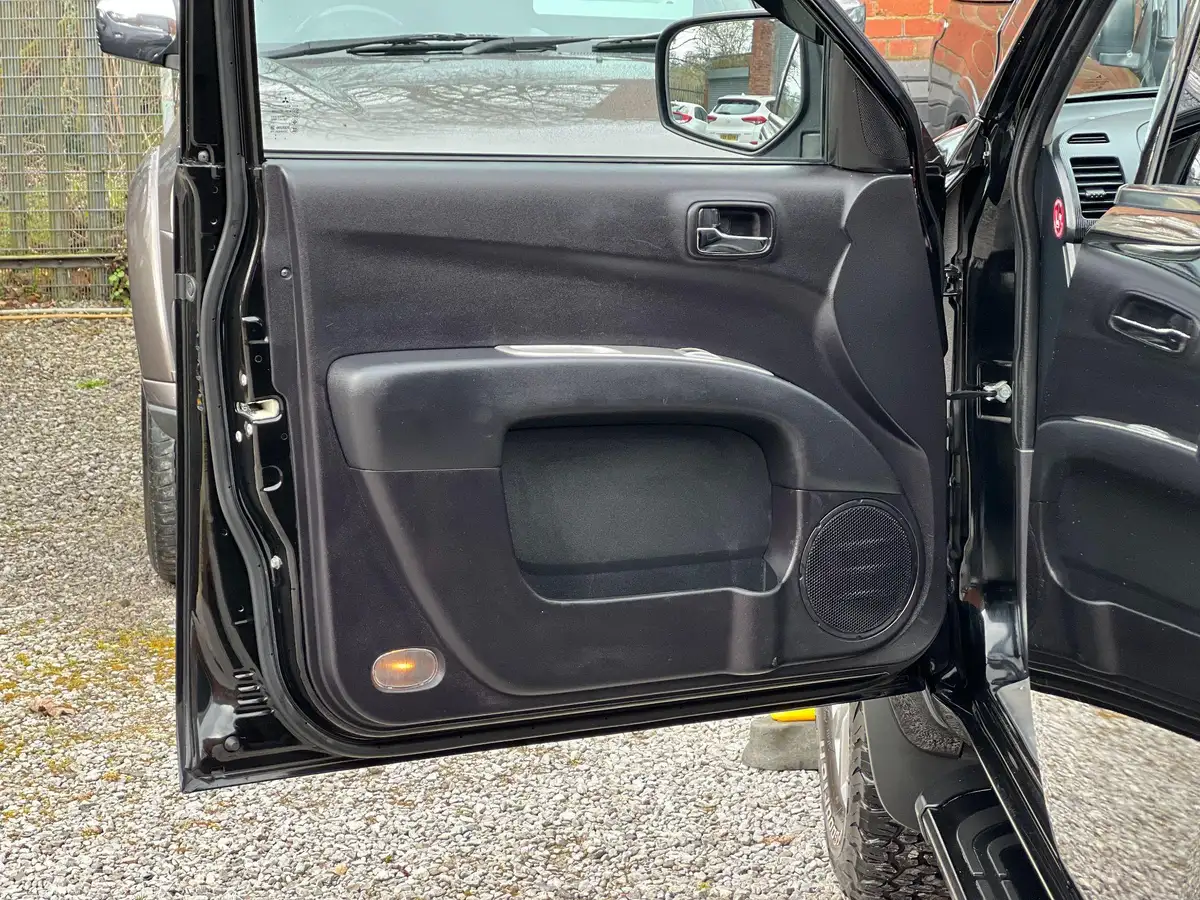 2014-mitsubishi-l200-25td-barbarian-auto-big-26