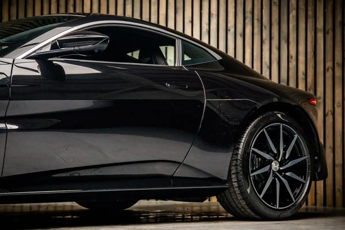 2021-aston-martin-vantage-big-15